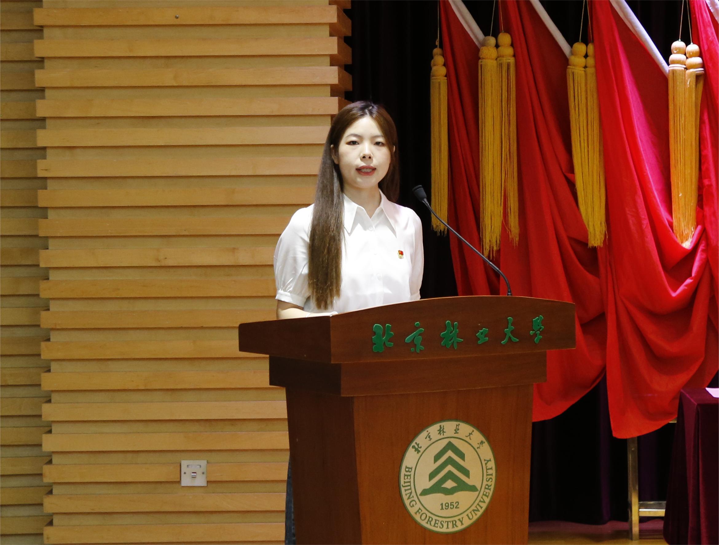 赵丹阳发言.JPG